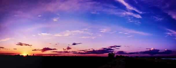 Яскраве сонячне світло крізь хмари проти захоплюючого вечірнього неба на заході сонця. панорама, натуральна композиція
 - Фото, зображення