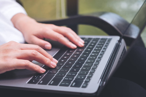 Closeup εικόνα των χεριών μιας γυναίκας επιχείρησης εργασίας και δακτυλογράφησης στο πληκτρολόγιο laptop - Φωτογραφία, εικόνα