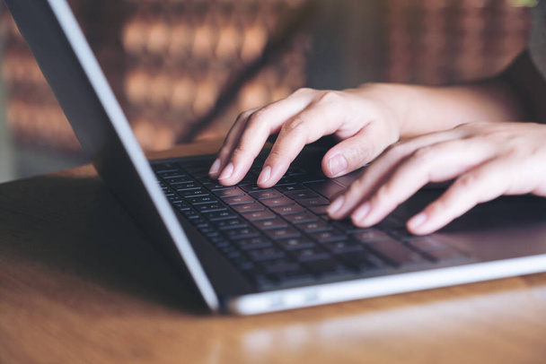 Крупным планом изображение рук, работающих и печатающих на клавиатуре ноутбука в офисе
 - Фото, изображение