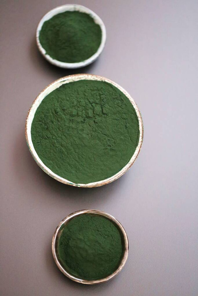 スピリナ藻。カップセットの中の乾燥粉末 - 写真・画像