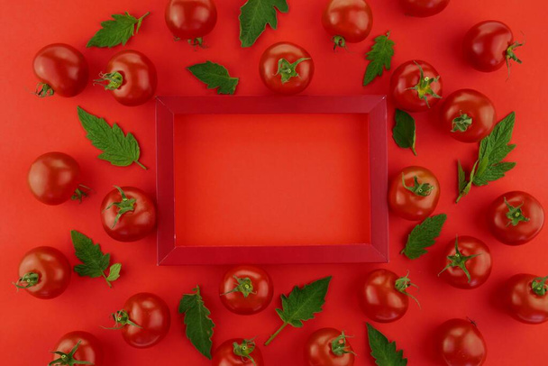  Το φόντο της ντομάτας. ώριμες ντομάτες σε έντονο κόκκινο φόντο - Φωτογραφία, εικόνα