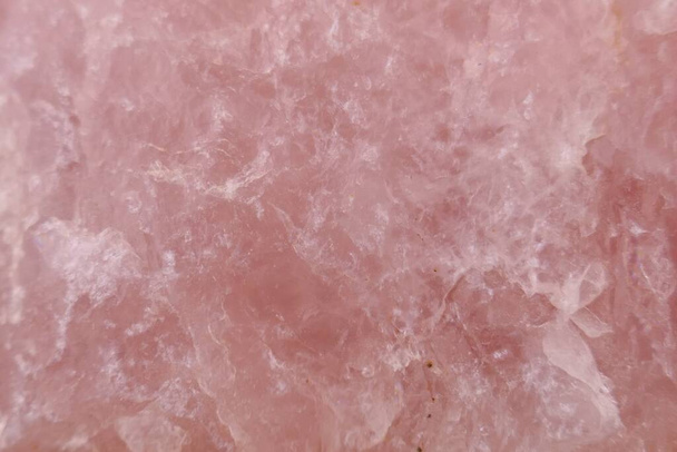 Fondo quarzo rosa. Primo piano della superficie grezza di quarzo rosa rosa - Foto, immagini