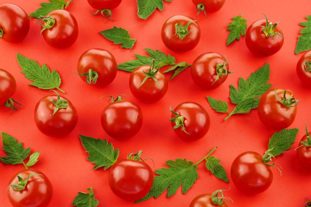  Fundo de tomate. tomates maduros em um fundo vermelho brilhante
 - Foto, Imagem