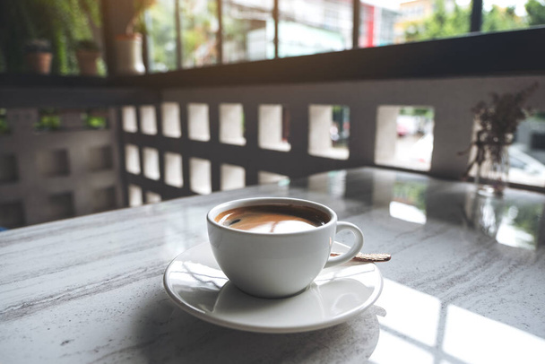Lähikuva kuva valkoinen kuppi kuumaa kahvia pöydällä kahvilassa - Valokuva, kuva