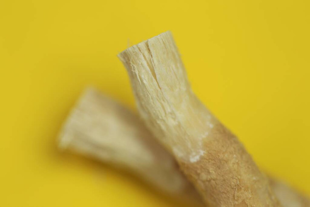 Натуральная зубная щётка Мисвак крупным планом
 - Фото, изображение