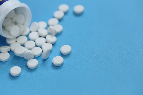 Píldoras de embalaje. Píldoras colocadas en un fondo azul.Salud y medicina
 - Foto, imagen