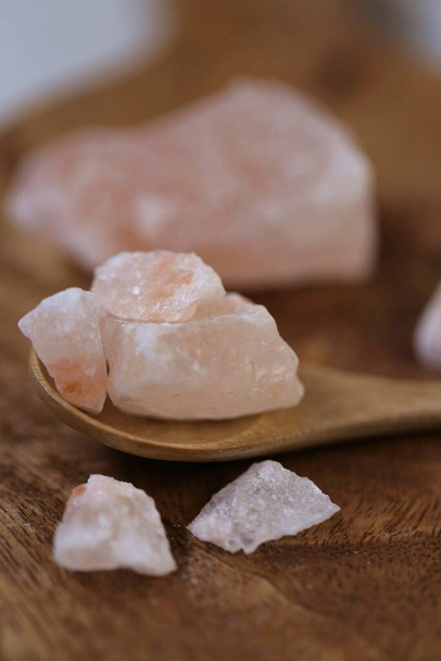 Rózsaszín himalájai só egy fa táblán - Fotó, kép