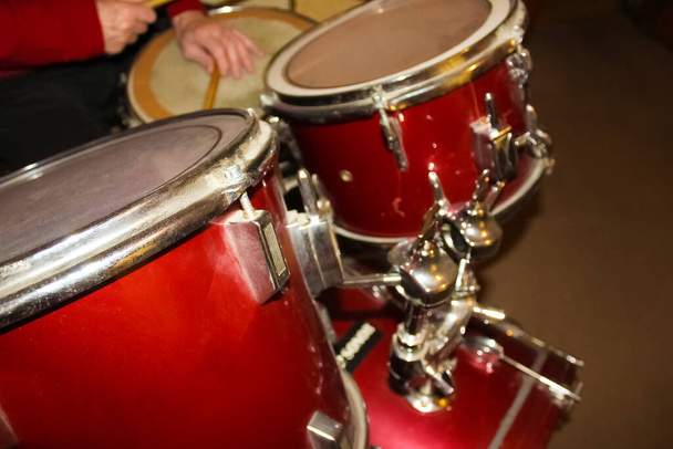 Барабаны концептуальный образ. Изображение барабанов и барабанных палочек, лежащих на барабане. Селективный фокус
 - Фото, изображение
