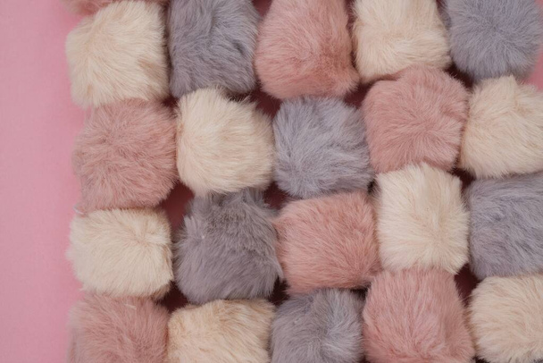 Fondo de piel de pompones. pompones suaves grises, rosados, beige - Foto, imagen