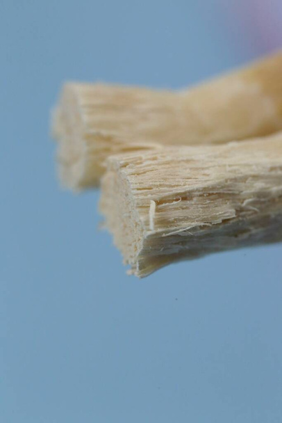 Натуральная зубная щётка Мисвак крупным планом
 - Фото, изображение