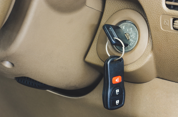 закрытие ключа от автомобиля с дистанционным управлением в отверстии для ключа - Фото, изображение
