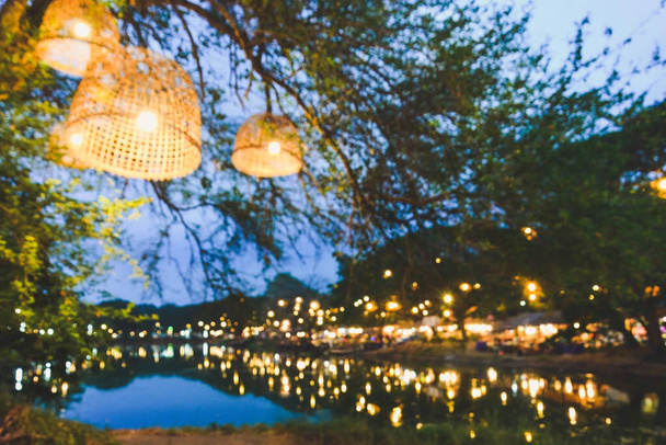 Abstraktes verschwommenes Bild des Nachtmarkts am Fluss mit Bokeh im Hintergrund, Ayutthaya, Thailand - Foto, Bild