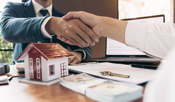 Domácí prodejci a kupující pracují na podepisování nových domů a potřásání rukou. - Fotografie, Obrázek
