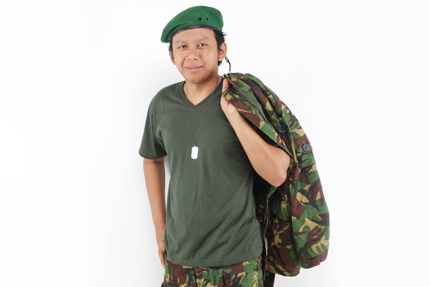  asiático hombre militar de pie con celebración uniforme sonriente mirando frente
 - Foto, imagen