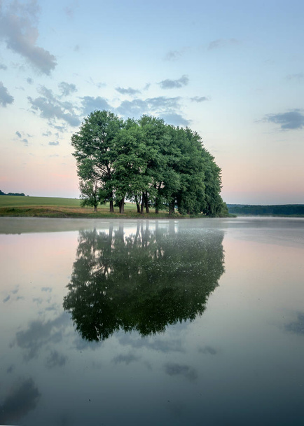 Colorido amanecer en un pequeño lago cerca del fondo del pueblo
 - Foto, Imagen