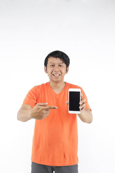 Молодой азиат использует смартфон
  - Фото, изображение