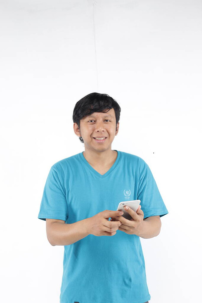 Genç Asyalı adam akıllı telefon kullanıyor.  - Fotoğraf, Görsel
