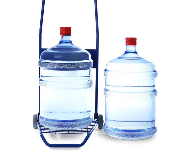 Wózek z butelkami słodkiej wody na białym tle - Zdjęcie, obraz