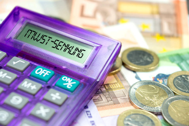 Banknoty euro, kalkulator i obniżka VAT - Zdjęcie, obraz