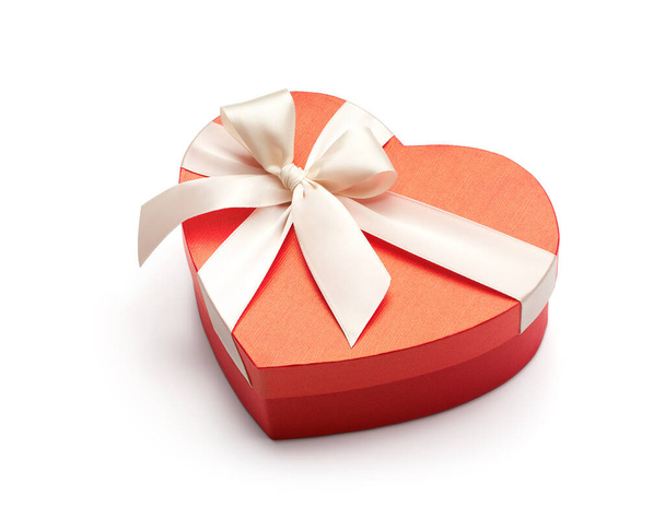 Červené srdce tvar dárkové krabice izolované na bílém pozadí - Fotografie, Obrázek