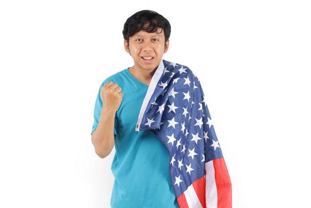 чоловік тримає американський прапор з ручним успіхом ізольовано
 - Фото, зображення