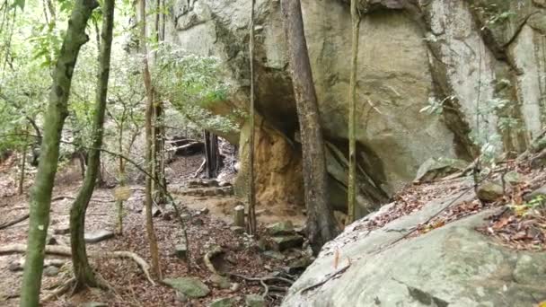 Caverna no antigo sítio de Kaludiya Pokuna no Sri Lanka
 - Filmagem, Vídeo