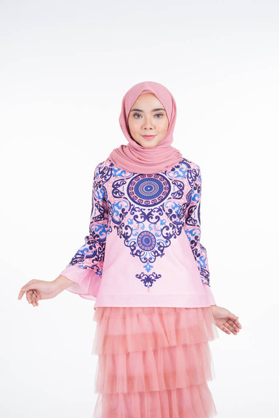 Schöne muslimische Model in moderner Kleidung mit Hijab, einem urbanen Lebensstil Kleidung für muslimische Frauen isoliert auf weißem Hintergrund. Schönheits- und Hijab-Modekonzept. Halbe Länge - Foto, Bild