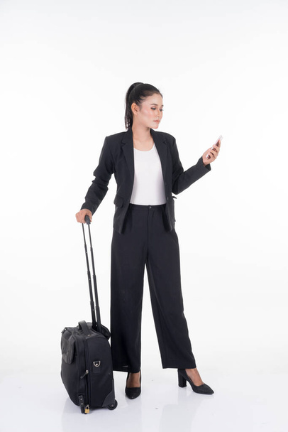 Geschäftsfrau auf Geschäftsreise, mit isoliertem Gepäck auf weißem Hintergrund. Geeignet für Ausschnitte, Manipulationen oder Verbundarbeiten für Reise- oder Geschäftskonzepte. - Foto, Bild