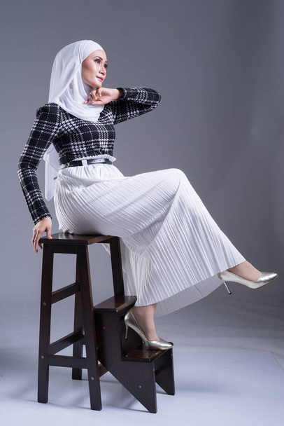 Täyspitkä muotokuva kaunis musliminainen malli hijabissa ja rento kulumista harmaalla pohjalla. Hijab ja muslimien muoti elämäntapa käsite - Valokuva, kuva