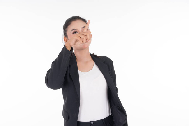 Μια ελκυστική γυναίκα που φοράει επαγγελματική ενδυμασία δείχνει το δάχτυλό της κάπου απομονωμένη σε λευκό φόντο. Κατάλληλο για εργασίες αφαίρεσης εικόνας και χειραγώγησης για θέματα τεχνολογίας, επιχειρήσεων ή χρηματοδότησης. - Φωτογραφία, εικόνα