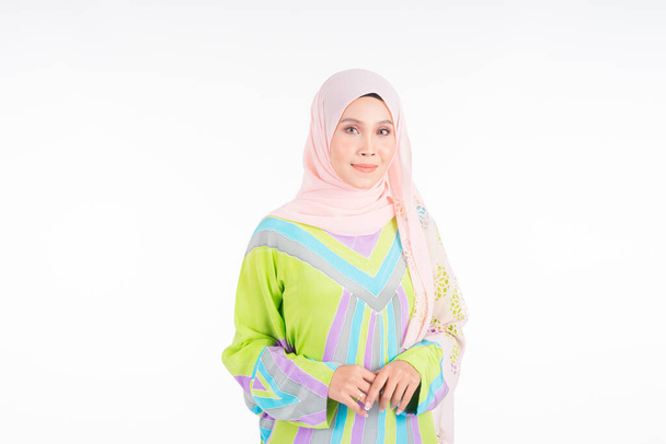 Gyönyörű női modell visel pasztell batik kaftan / kaftán, egy hagyományos ruha a muszlim nők elszigetelt fehér háttér. Stílusos muszlim női hidzsáb divat életmód portré koncepció. - Fotó, kép