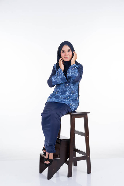 Bellissimo modello femminile in varie pose indossando kurung e hijab moderni, un abbigliamento moderno stile di vita urbano per le donne musulmane isolate su sfondo bianco. Bellezza e hijab concetto di moda. Lunghezza totale
. - Foto, immagini
