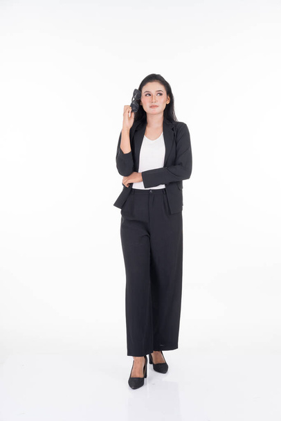 Portret pięknej bizneswoman w czarno-białym ubraniu biurowym i okularach przeciwsłonecznych odizolowanych na białym tle. - Zdjęcie, obraz