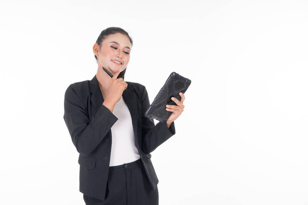 Привлекательная женщина в деловой одежде, держащая планшет с различными позами изолированы на белом фоне. Подходит для работы с имиджем и манипуляций с технологиями, бизнесом или финансами
 - Фото, изображение