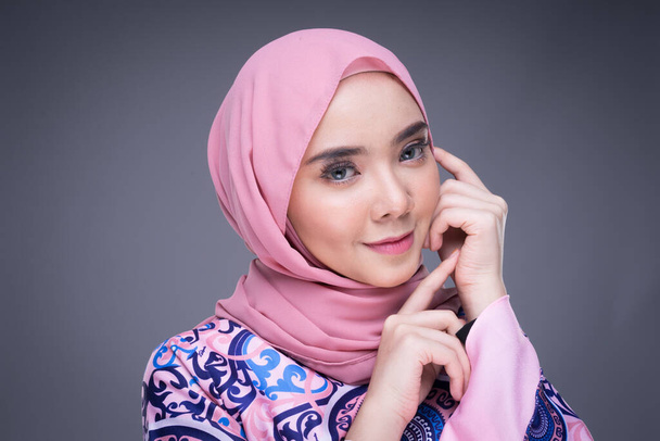 Gyönyörű muszlim női modell visel modern ruházatot hidzsáb, városi életmód ruházat a muszlim nők elszigetelt szürke háttér. Szépség és hidzsáb divat koncepció. Fejlövés portré. - Fotó, kép