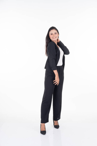 Ένα πορτρέτο μιας όμορφης επιχειρηματία με διάφορες στάσεις απομονωμένη σε λευκό φόντο. - Φωτογραφία, εικόνα