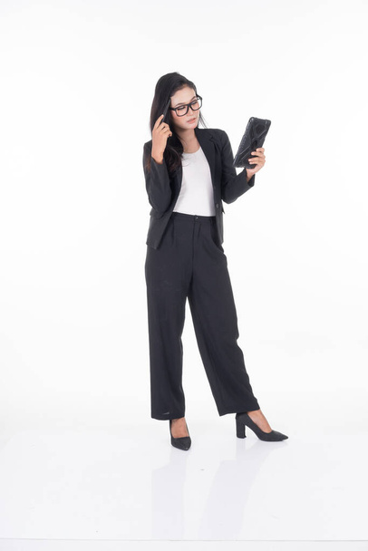 Приваблива жінка в діловому вбранні тримає планшет з різними пози ізольованими на білому тлі. Підходить для вирізання зображень і маніпуляцій з технологіями, бізнесом або фінансовою темою
 - Фото, зображення