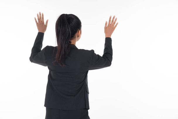 Una donna attraente che indossa abiti da lavoro agitando le mani in aria navigando su uno schermo invisibile isolato sul bianco. Adatto per il taglio di immagini e lavori di manipolazione per la tecnologia, le imprese
. - Foto, immagini