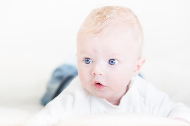 bambino con gli occhi azzurri - Foto, immagini