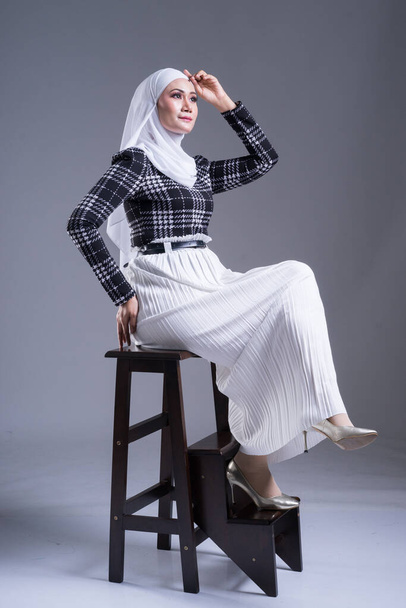 Retrato de cuerpo entero de una hermosa modelo musulmana en hiyab y ropa casual sobre fondo gris. Hijab y el concepto de estilo de vida musulmán
 - Foto, Imagen