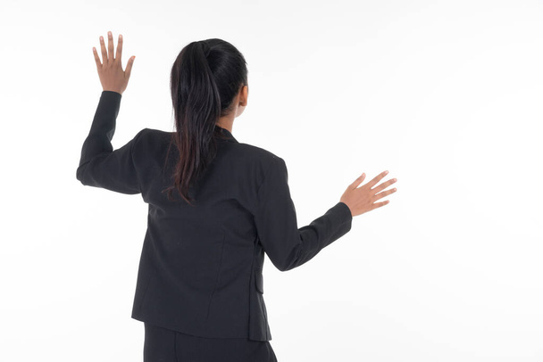 Una donna attraente che indossa abiti da lavoro agitando le mani in aria navigando su uno schermo invisibile isolato sul bianco. Adatto per il taglio di immagini e lavori di manipolazione per la tecnologia, le imprese
. - Foto, immagini