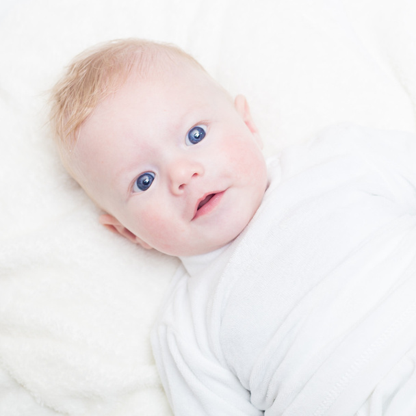 bambino con gli occhi azzurri - Foto, immagini