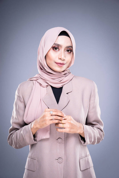 Половинний портрет красивої мусульманки-моделі в хіджабі і взуття ізольоване на сірому фоні. Хіджаб і мусульманський стиль життя - Фото, зображення