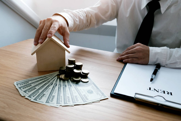 Geschäftsleute schließen Vertrag mit Immobilienmakler ab Konzept für Berater und Wohngebäudeversicherung - Foto, Bild