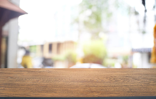 Prázdný tmavý dřevěný stůl před abstraktním rozmazaným bokeh pozadím restaurace. může být použit pro zobrazení nebo montáž vašich výrobků.Vysmívejte se pro prostor - Fotografie, Obrázek