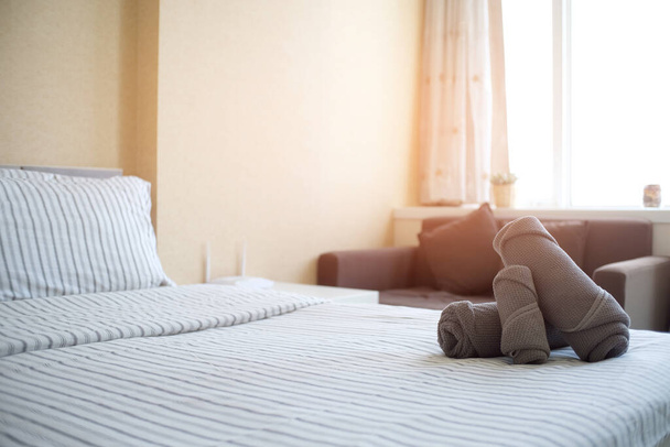 Чистая стопка полотенец в спальне отеля - Фото, изображение