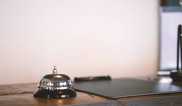 Bancone reception dell'hotel con campanello di servizio - Foto, immagini
