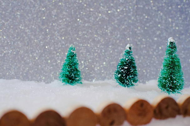 Christmas dekoracji domu z Little handmade pudełko prezentów w pokrytym śniegiem miniaturowy wiecznie zielony las i bokeh światło dla miejsca kopiowania - Zdjęcie, obraz