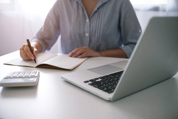 Business kirjanpito naiset työskentelevät laskin ja kannettava tietokone. Rahoitusteknologian käsite. - Valokuva, kuva