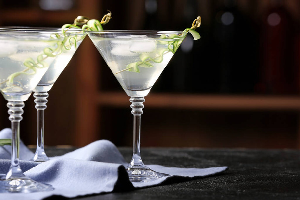 Szklanki smacznego martini ogórek na stole w barze - Zdjęcie, obraz